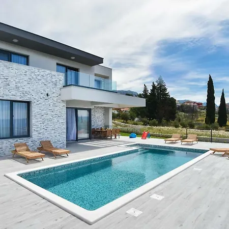 Luxury Morena Villa